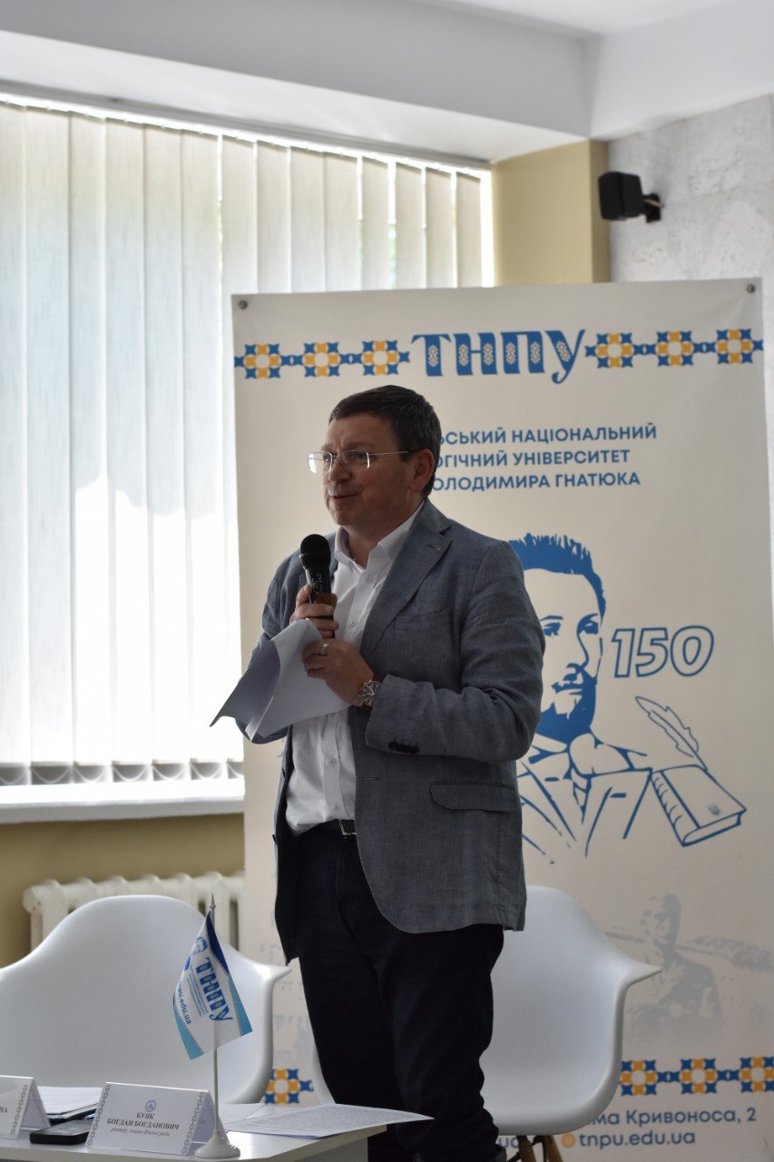 Ректор, професор Богдан Буяк виголошує вітальне слово.jpg